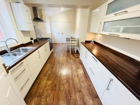 2 Bed Student Accommodation - Photo 2