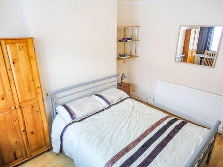 4 bedroom terraced house to rent - Photo 4