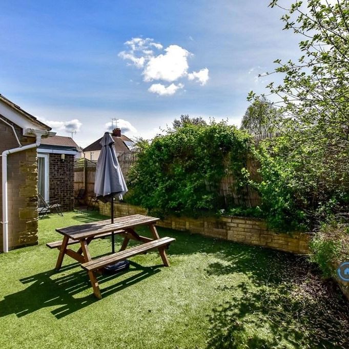 1 bedroom in a house share to rent - Photo 1