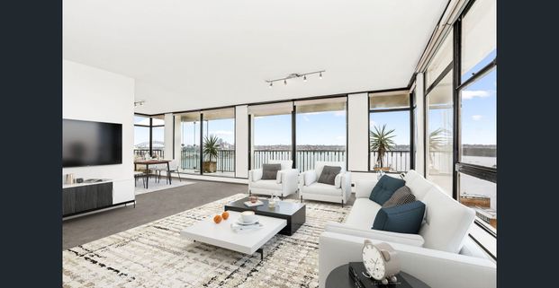 Just Renovated - Penthouse Style Apartment with Spectacular Sweeping Harbour Views. - Photo 1