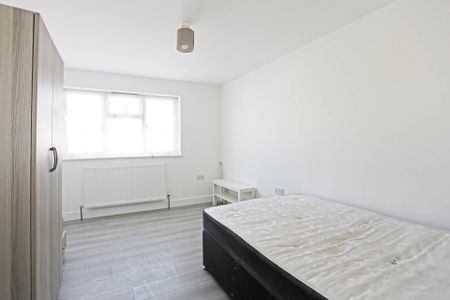 Price £2,900 pcm - Available Now - Part Furnished - Photo 5