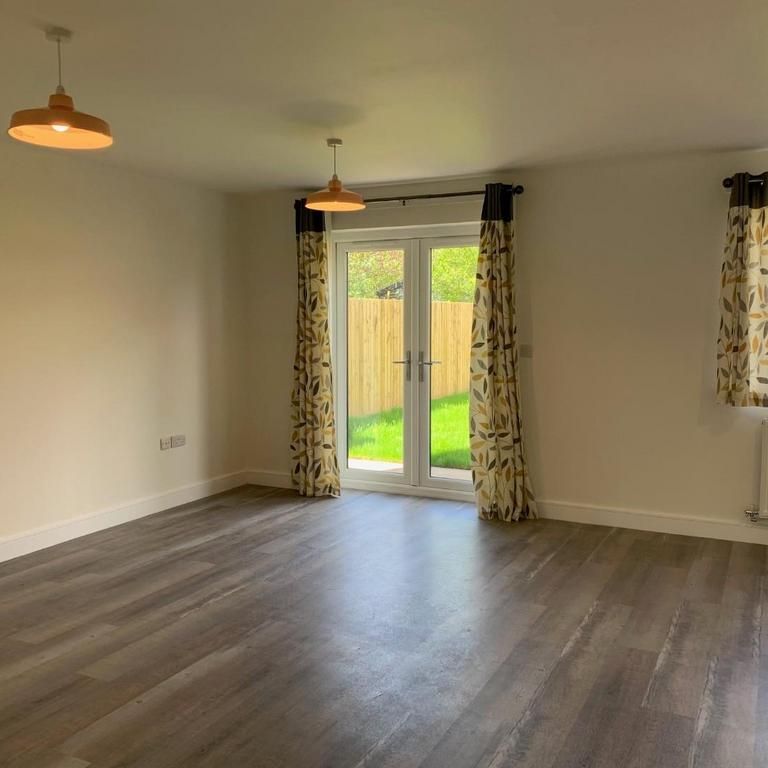 3 bedroom semi-detached house to rent - Photo 1