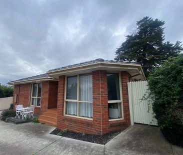 ***UNDER APPLICATION*** FANTASTIC LOCATION, SPACIOUS HOMELY UNIT! - Photo 3