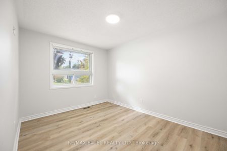 Detached Home For Lease | N8145998 - Photo 2