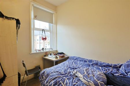 3 bedroom Student Flat to rent in Warwick Street, Heaton, Newcastle Upon Tyne, Ne6 - Photo 3