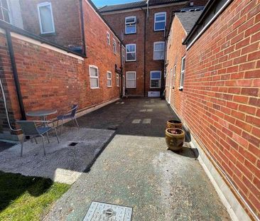 Southampton Street, Farnborough, GU14 - Photo 2