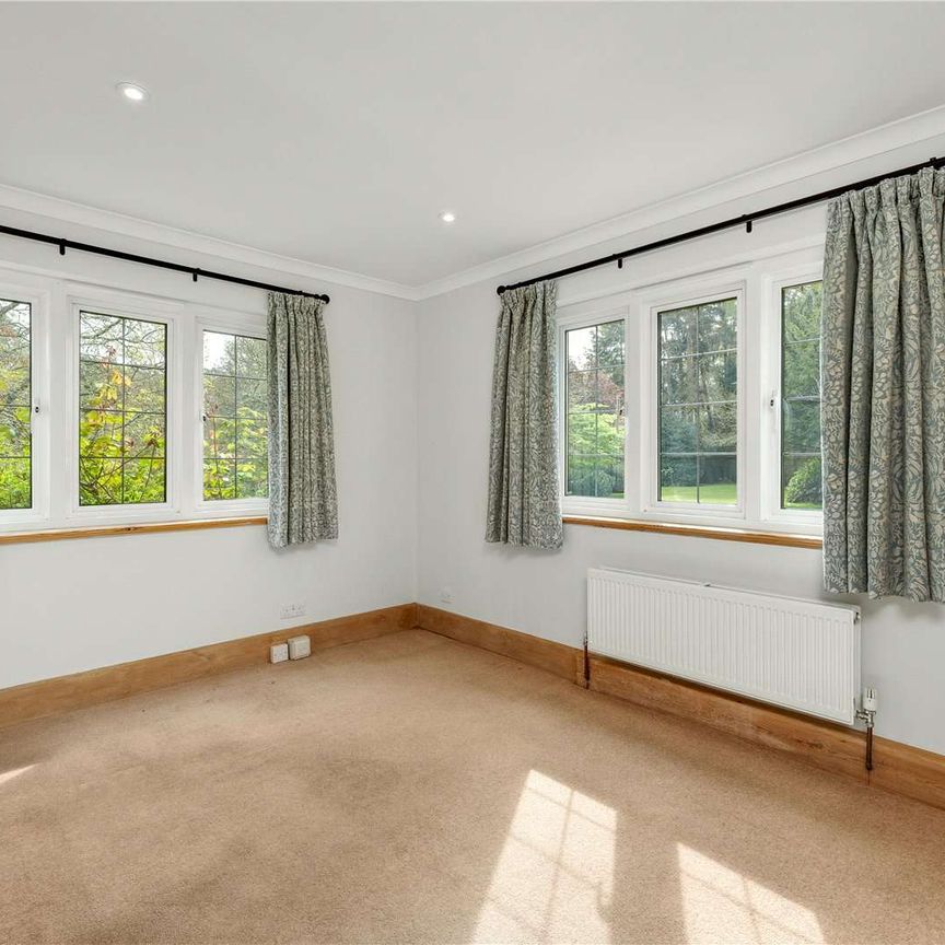An impressive detached house in one of Farnham's most desirable areas - Photo 1