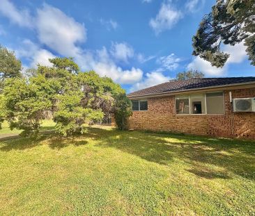 “Modern Family Home with Spacious Living in a Quiet Cul-de-Sac.” - Photo 1