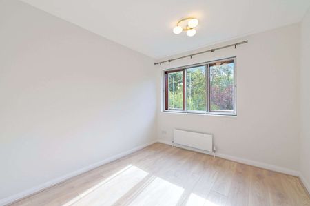 Refurbished four bedroom townhouse which is located within a cul-de-sac and offers flexible accommodation. Available now on an unfurnished basis. - Photo 5