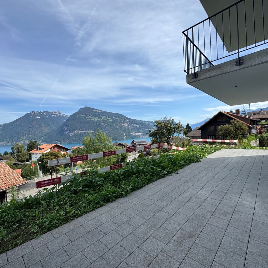 Herrliche Sicht auf den Thunersee, Grosszügige Terrasse (ca. 30 m²), Erstbezug im Neubau mit vier Einheiten - Photo 1