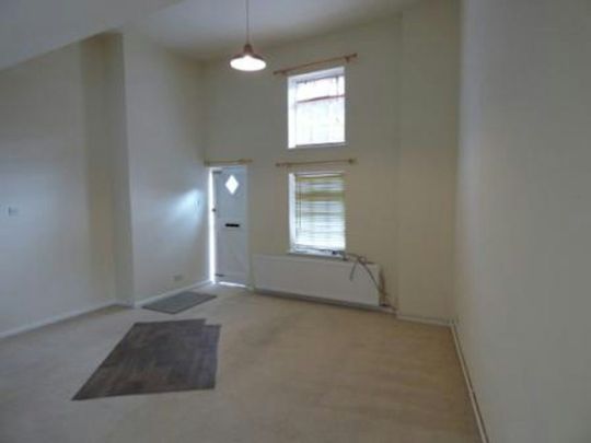 Flat to rent on - Photo 1
