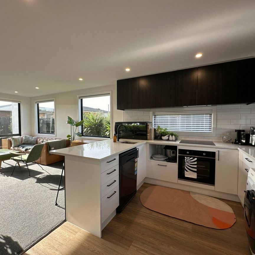 A stylish and sunny townhouse! - Photo 1