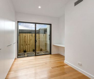 GRAND IN SIZE AND QUALITY - 4 BEDROOM PLUS STUDY - Photo 1