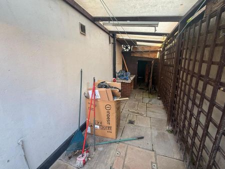 3 bedroom semi-detached house to rent - Photo 5