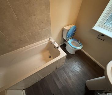 2 bedroom end of terrace house to rent - Photo 5