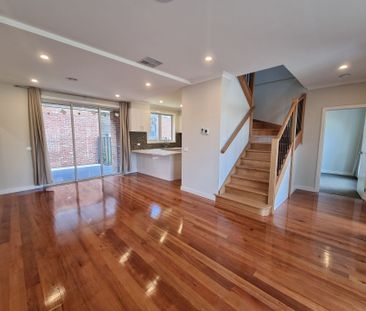 Luxurious Townhouse in Prime Location - Photo 1