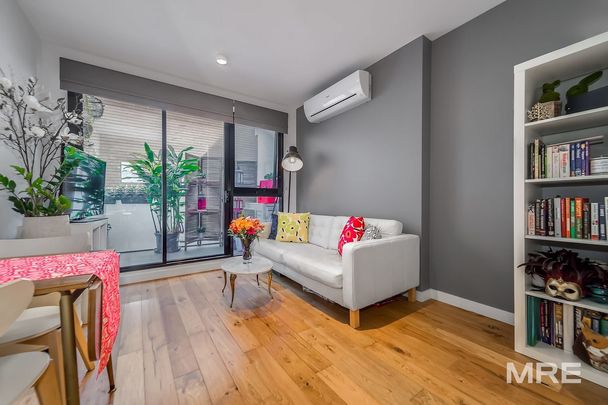 Sleek one bedroom apartment in Hawthorn - Photo 1