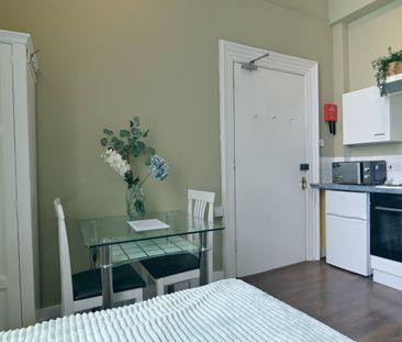 Bedsit, Hogarth Road, SW5 - Photo 5