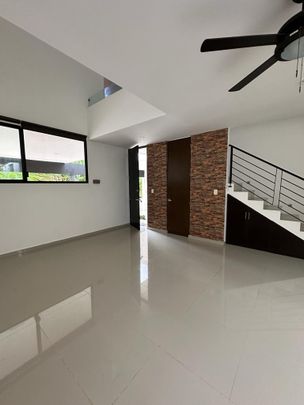 Townhouse de 2 recámaras, sin amueblar, en privada. - Photo 1