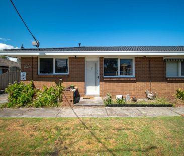 Stylish Coastal Living Just 600 Metres from the Beach - Photo 5