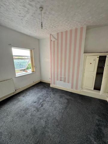 3 bedroom end of terrace house to rent - Photo 2