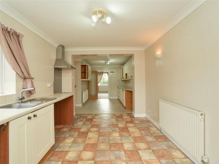 4 bedroom House To Let Total Size: 1566 SQ FT - Photo 2