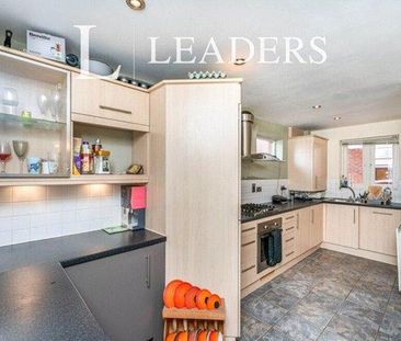 1 bedroom in a flat share to rent - Photo 3