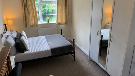 Room 1: 9 Durham Close, GU2 9TH - Photo 4