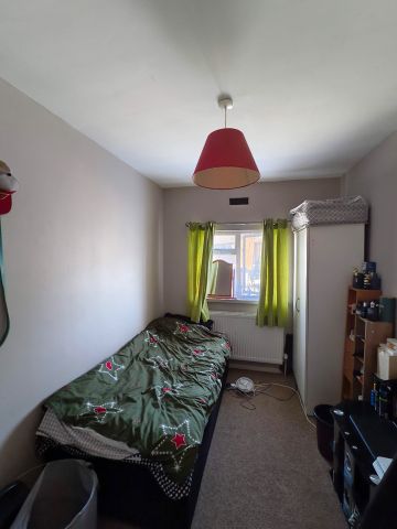 3 Bed Terraced House, Whatley Avenue, SW20 - Photo 2