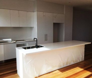 STYLISH TOWNHOUSE - Photo 6