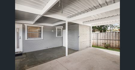 FRESHLY RENOVATED THREE BEDROOM FAMILY HOME!! - Photo 2