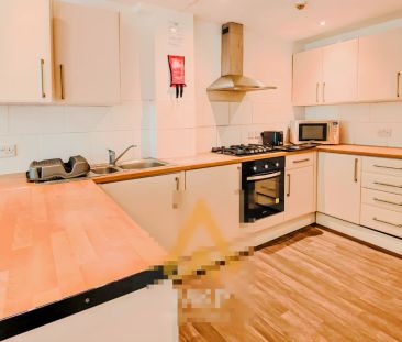 6 Bedroom 2 Bathroom - Photo 3