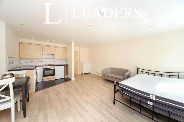 Studio to rent - Photo 1