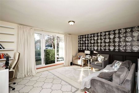 SHORT LET: A spacious two bedroom raised ground floor flat with a balcony close to Wimbledon Village. - Photo 5