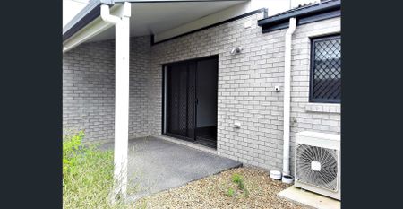 STUNNING 3 BEDROOM TOWNHOUSE IN MANGO HILL WITH POOL IN COMPLEX - Photo 2