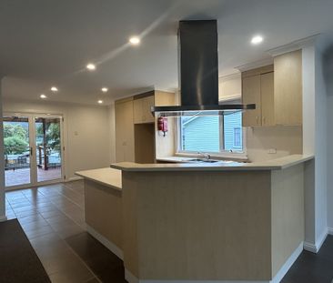 Three bedroom Family Home - Photo 6