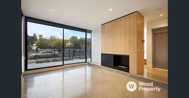 Luxury Three-Storey Townhouse with Double Garage and Wine Cellar - Photo 1