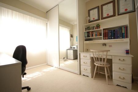 Family Living in Burwood - Photo 3