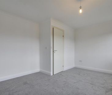 4 bedroom semi-detached house to rent - Photo 5