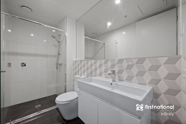 Excellent Location, Great size, Convenience is the key - Photo 1