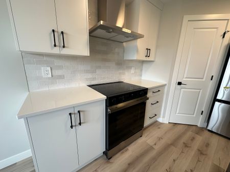 Brand new townhouse! Rare rental in PENHOLD! 3 bed, 2.5 bath! - Photo 3