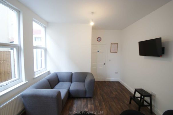 Room 3, Portland Avenue, Southend On Sea - Photo 1