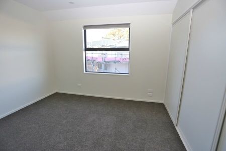 MODERN – CITY CENTRE – THREE BEDROOM TOWNHOUSE - Photo 3