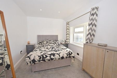 2 bedroom end of terrace house to rent - Photo 4