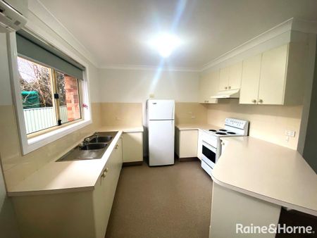 Freshly painted Villa in leafy West Orange - including white goods - Photo 3