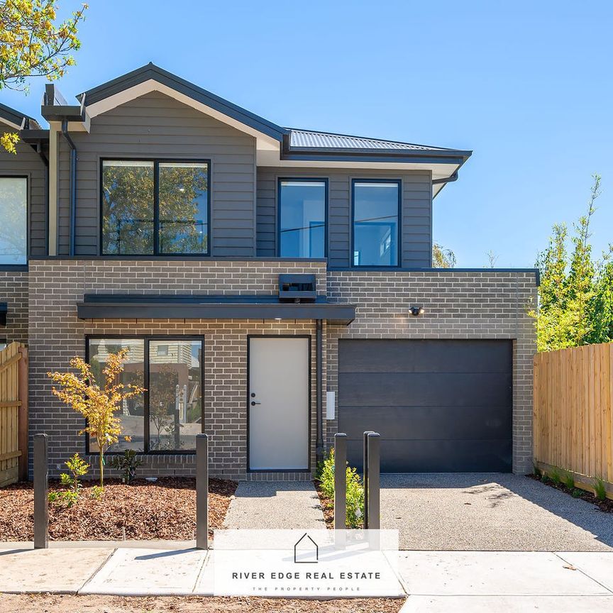 Newly Built 3-Bedroom Townhouse in Prime Location - Photo 1