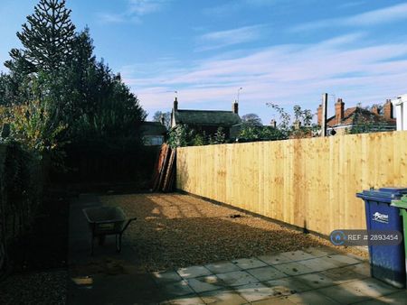 3 bedroom semi-detached house to rent - Photo 5