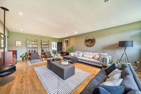 3 bedroom Flat To Let - Photo 4