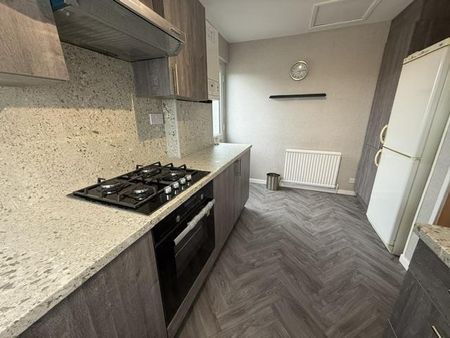 4 bedroom semi-detached house to rent - Photo 5