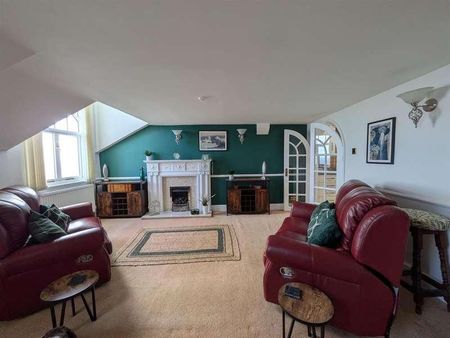 Esplanade, Scarborough, YO11 - Photo 2